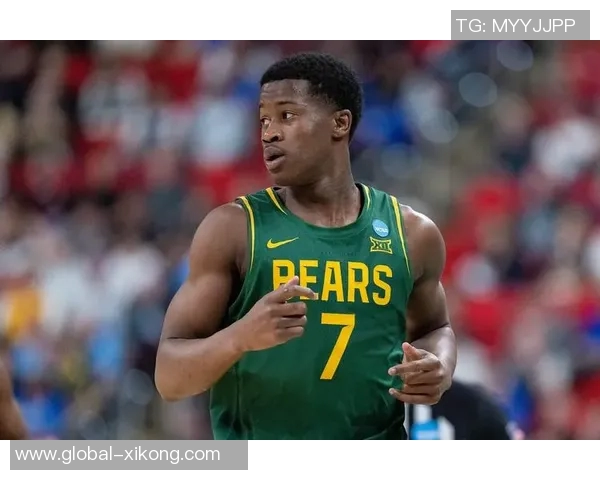 埃奇库姆高空起飞挑战米切罗虽未成功却成功造成犯规