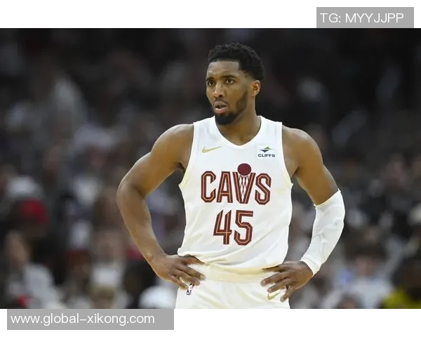 米切尔第三节伤退仅得15分2板2助球迷心痛不已遗憾难忍