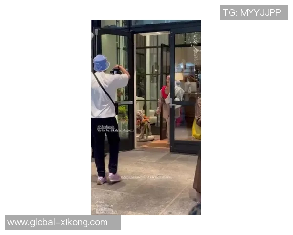 杰伦格林的女友在香港澳门游玩凌晨起床享受美食乐趣