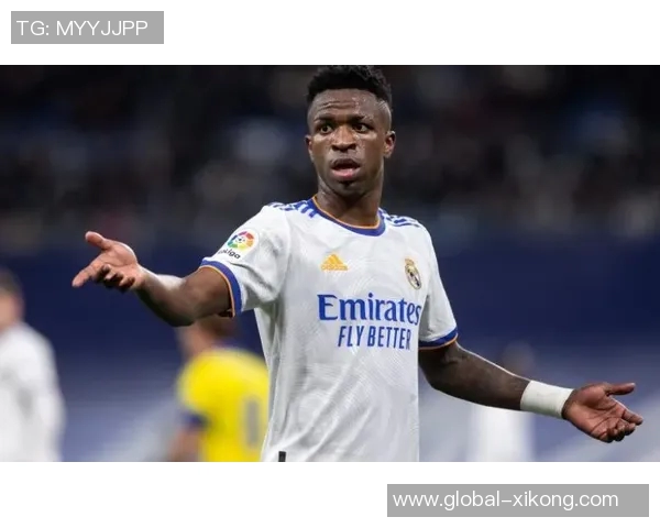 维尼修斯绯闻女友现身伯纳乌26岁三孩妈引发热议