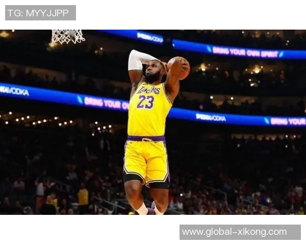 詹姆斯依然能完成左手换手拉杆上篮的精彩瞬间让我大吃一惊